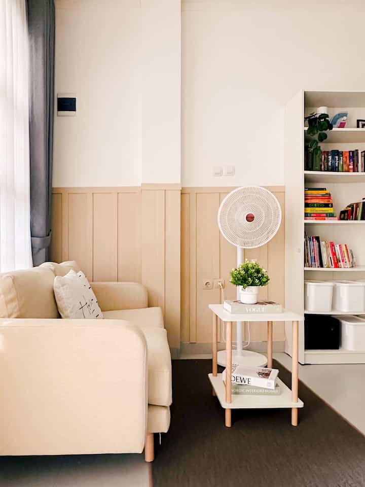 Salah satu cara untuk mengakali agar ruangan terlihat lebih estetik dengan low budget adalah menggunakan wallbaten, di ruang tamu ini kami gunakan wallbatten dan mengecatnya dengan senada dengan tema rumah. 

#wallbaten #livingroom #livingroomminimalist #materialrenovasi #materialmurah #catrumah #rumahminimalist #ruanganminimalist