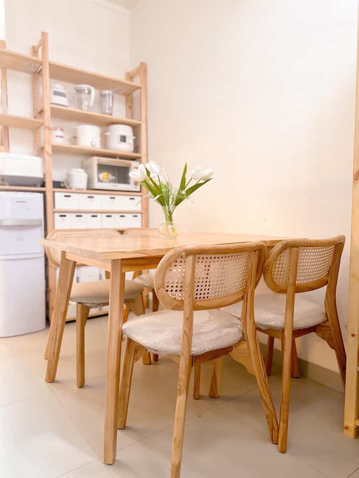Inilah kitchen & dining room kami. 
Selain menggunakan kitchen set sebagai penyimpanan, kami juga menggunakan box storage ini sebagai kotak penyimpanan kami. 
Selain terlihat lebih rapi, storage ini juga memberi kesan lebih tertata dan estetik, selain itu juga lebih ramah di kantong. 

#kitchenset #kitchensetminimalist #diningroom #diningroomminimalist #KitchenOrganization #RuangMakanRapi #penyimpanandapur #penyimpananlemari 