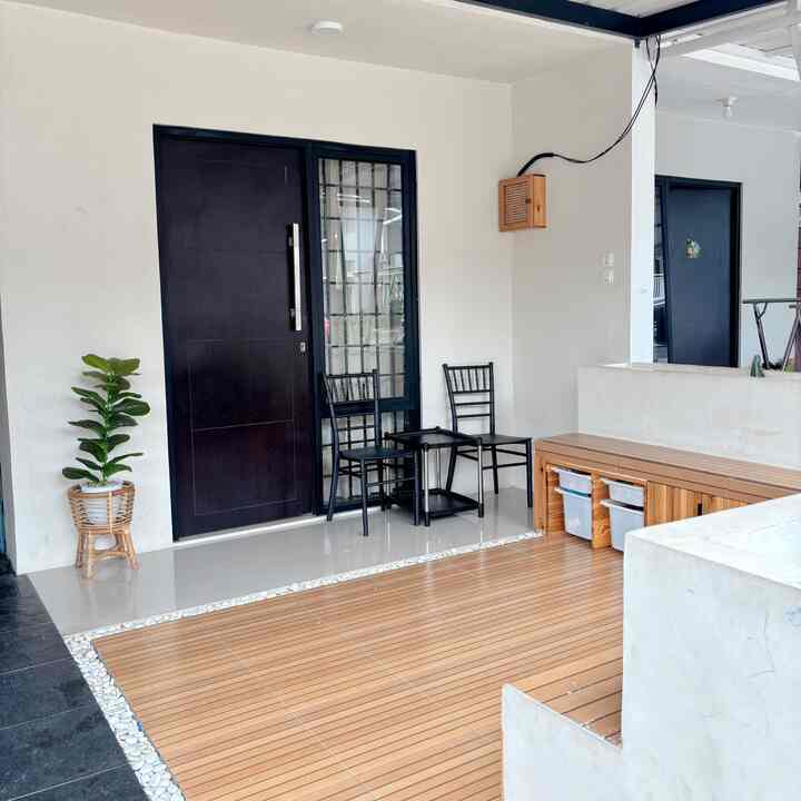 Kalau diliat dari luar teras ini hanya tempat buat istirahat, nyantaii atau metime. Tapii gacuma ituu looo! 
Karna teras ini jadi salah satu tempat paling multifungsi dirumah kami🥰 yapppp karna ada tempat buat nyimpen mainan anak-anak, gudang buat nyimpen barangbarang yang jarang dipakai dan ada rak sepatu tersembunyi 😍
Puas sama hasil makeover teras ini karna budget 1.7jt aja bisa ngerubah teras ini jadi multifungsi 🥰🫶
Semoga menginspirasii dan bermanfaat ❤️


#kursiteras #cateksteriorjotun #penutupmeteran #kaktuskoboi #trofastikea #boxpenyimpanan #kayujatibelanda #keramikteras #engselsendok #gaganglemari #MaterialRenovasi #MaterialMurah