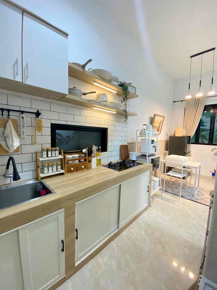 Halo dari dapur segaris dirumahku! 🥰 kebayang ga dapur sekecil ini gimana simpan perabotannya? 
Jadi, aku ga punya banyak barang didapurku, untuk alat masak aku letakkan di rak ambalan atas agar memudahkan aku untuk menjangkaunya. 

untuk alat makan seperti sendok garpu aku letakkan di meja makan. Untuk stock makanan aku letakkan di kabinet atas, dan untuk talenan sikat dan lap aku letakkan di rel gantung hitam yang aku beli di ikea. 

#kitchenset #kitchensetminimalis #stickermejadapur #cat #kitchenorganization #ruangmakanrapi