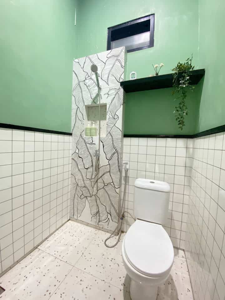 Ini adalah kamar mandi ke-2 dirumahku. Dan... Ini adalah hasil renovasi low budget kamar mandiku. Dikatakan low budget karena memang material yang aku gunakan harganya sangat affordable. Untuk dinding kamar mandi, aku tidak menggunakan keramik / granit. Aku hanya menggunakan wallfoam sticker yang anti air. Aku pakai 32 lembar yang kalo ditotal harganya sekitar 180ribuan. Untuk lantai aku pakai calina pixie dari habitat milan, harganya sekitar 240rb/ dus. Untuk keramik dengan motif daun pisang, itu adalah keramik polos warna putih yang digambar motif daun pisang oleh pak suamiku dengan menggunakan spidol anti air. Dan agar tampak lebih manis, aku tambahkan kayu jati belanda yang aku cat menjadi warna hitam sebagai list. 
Semoga meginspirasi 🥰

#kamarmandi #kamarmandilowbudget #renovasikamarmandi #renovasilowbudget #materialrenovasi #materialmurah