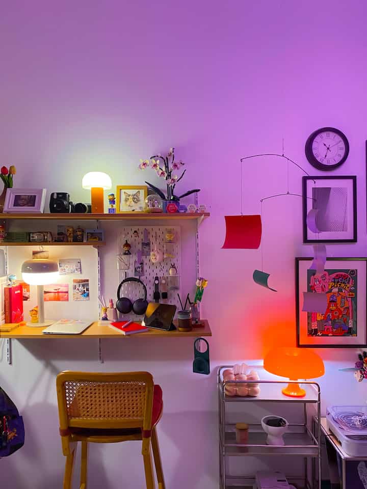 Membuat mini working space di rumah dengan desk setup yang memanfaatkan penyusunan rak dinding/ambalan dengan bracket dan penyangga jadi salah satu life hack 👌🏻

Biaya yang dikeluarkan pun cukup ramah di kantong bagi kamu yang ingin punya desk setup ala pinterest, karena gak perlu lagi membeli meja kerja

Ambalan yang dipilih untuk meja pilihlah yang lebih besar karena jadi tempat untuk menaruh laptop dan perangkat kerja lainnya

Penyusunan ambalannya pun adjustable jadi ketinggiannya bisa disusun sesuai kebutuhan 

Dengan penyusunan seperti ini, kamu juga sudah mendapatkan space rak untuk menaruh perlengkapan kerja, buku, hingga mainan koleksi atau item dekorasi lainnya

Ambalan, bracket, dan penyangga seperti ini bisa kamu dapatkan di toko perabotan rumah tangga, seperti ACE Hardware dengan harga di bawah 150 ribu untuk masing-masing komponen✨

#rakdindingestetik #rakdindingminimalis #penyanggarakdinding #lampumejakerja #workingspace #desksetup #MaterialRenovasi #MaterialMurah