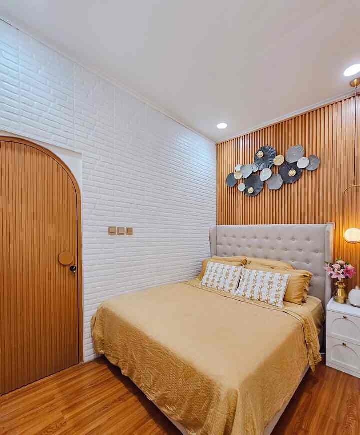 Luas master bedroom dirumah casadeharsa ini hanya panjang 2,7m x lebar 3m, cukup mungil memang. Namun kami mendesain kamar ini agar tetap nyaman dan tone-nya sesuai dengan konsep ruangan lain dirumah ini (farmhouse dengan sentuhan japandi). Karena itu kami ngasih wallpanel di dinding yg juga digunakan untuk aplikasi pintu kamuflase kamar mandi. Selain itu, kami jg memakai vinyl untu lantainya dan sentuhan gold dari lampu gantung dan aksesoris ruangan sehingga yg ngasih kesan sederhana, tapi hangat dan elegan.
.
#wallpanel #lampugantung #kasur #kabinet #nakas #walldecor #bedroomstyling #inspirasikamar #kamartidurutama #masterbedroom 