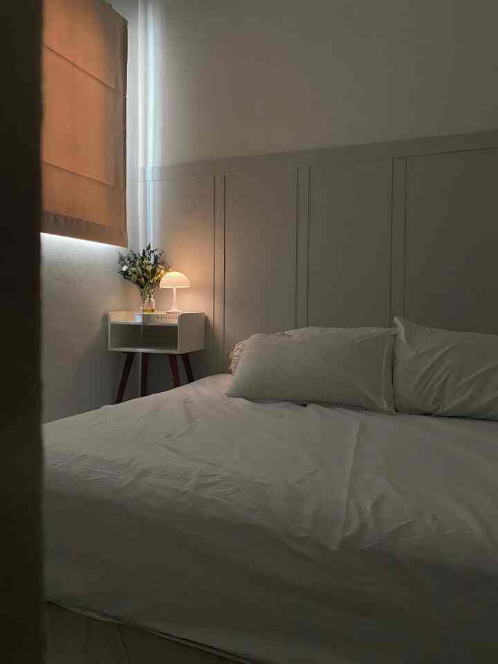 Kamar 3x4 Tapi Tetap Nyaman 🤍

Walaupun ukuran kamar tidak terlalu luas tapi buat aku kamar tidur wajib dibuat nyaman. Caraku supaya lebih nyaman dengan menambah lampu meja, memakai sprei yang nyaman, dan warna yang kalem & adem sehingga membuat istirahat lebih nyaman.

#spreinyaman #romanblind #warnacatrumah #catrumahminimalis #BedroomStyling #InspirasiKamar