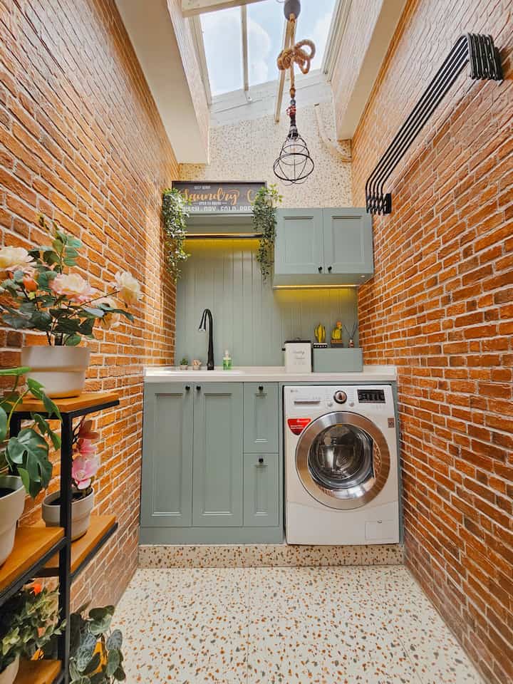 Mini laundry room di rumah casadeharsa ini memilih sentuhan hijau sage agar sama dengan bagian fasad rumah. Mini laundry room ini tipe “kering” bukan basah, karena itu kami memilih sink yang model bak-nya ke dalam agar ketika mencuci airnya tidak berantakan ke area lantai. 
.
#laundryroom #ruangcuci #keran #sink #jemurandinding #lampugantung #inspirasiruangcuci #inspirasilaundryroom  