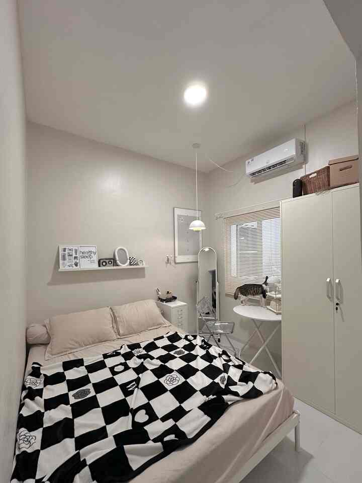 Kamar Mungil 2.5x2.5m🛌🪄
Meski mungil, kamar ini muat untuk divan queen (160), lemari besi besar, juga masih muat meja lipat portable lengkap dengan kaca stand & laci kecil (bedside), lhooo☕️👀⏰
#divanbesi #lemaribesi #mejalipat #lampugantung #kamarminimalis #kamarmungil #bedroomstyling #inspirasikamar 
