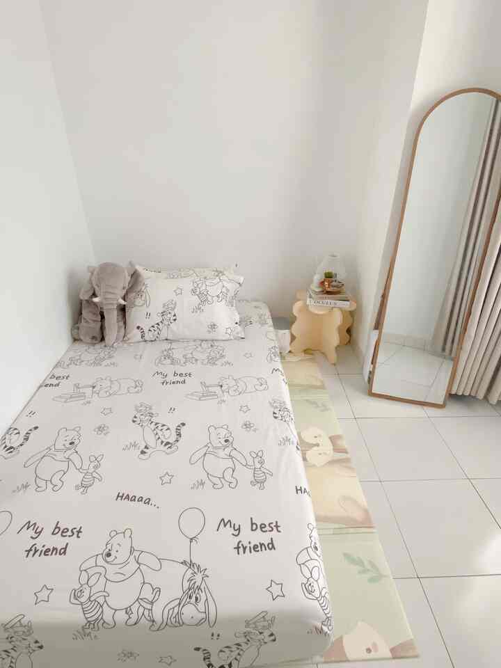 Inspirasi kamar dengan bentuk arch. 
arch standing mirrornya, arch ruangannya juga. Kamar ini favorit banget. Karena berlimpah cahaya dan jadi ruangan favorit anakku.

Bener bener jadi meja sudut yang sudutnya tumpul tapi tetap estetik. Oh ya, kasurnya ukuran 120 x 200 yaa semoga menginspirasi✨

#bedroomstyling #inspirasikamar #kamartidur #kamaranak #kamarputri #kamarbermain #kasurzinus #kamararch #archdeco #playmat  #standingmirror