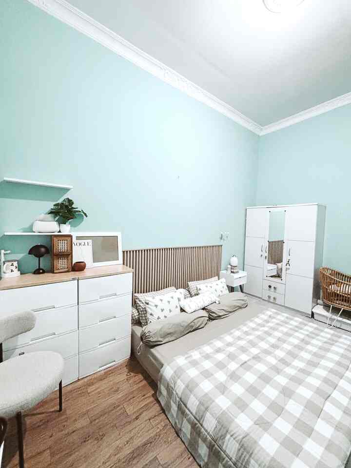 kamar yang sejauh ini nyaman buat kami tempati untuk sekedar beristirahat. kamar ini berukuran 3x4m 

#willowchair #lemariplastik #lampujamur #rakpenyimpanan #spreikhaki #wallpanel #mugbear #kotaktissue #BedroomStyling
#InspirasiKamar