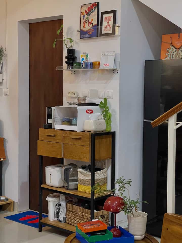 Coffee Corner ☕️

✨Utilizing the corner next to the powder room in the dining room area. In order to channel "hobby" as a routine every morning, afternoon and evening, we added a wooden console table with 4 drawers to store coffee machine equipment, coffee stock, glasses and an electric kettle. At the same time, this table is used for storage baskets and rice boxes.

✨To make it look more cheerful, I added acrylic shelves with colored decorations such as wall posters and colored glasses.

Hopefully it can be an inspiration in utilizing the corners of the house to be more functional 🫶☕️

#CoffeeCorner #CoffeeSpot #MejaConsoleKayuJati #BoxRotan #DoormatPvc #TissueBox #VasKaca #RakLaciGelas #StackableRack #AmbalanAkrilik #WallPoster #GelasEstetik #MesinEspresso #MesinKopi
