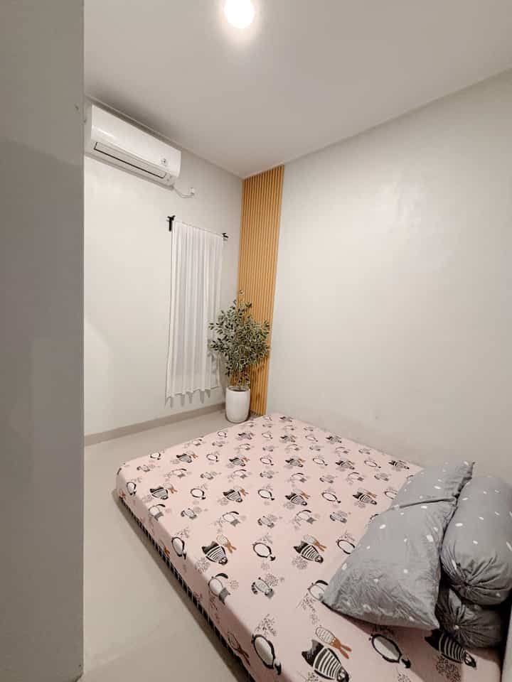 Kamar tidurmu ukuran berapa? 2x2 3x3 atau lebih luas ? 
Kalau aku ukuran 3x3, tapi keliatan luas dan cukup untuk tidur ber 4 🫣 yappp kami masih tidur ber 4 sama 2 anak karna anak-anak belum bisa tidur sendiri, jadi sprei yang dipakai disesuaikan dengan kesukaan anak, ada yang sama ? 🫣🤣
Oh iyaa karna aku gasuka perintilan yang menurut ku menganggu jadi kamar ini di desain minimalis sesuai fungsinya, cuma ada kasur 180x200, lemari custom bahan MDF yang full atap biar fungsional dan sedikit wallpanel dan pohon dipojokan biar terkesan adem 🥰
Semoga menginspirasi yaa 🫶


#spreikintakun #spreikamartidur #pohonberingin #acdaikin #potterazzo #kordenputih #catjotun #catinterior #bedroomstyling #Inspirasikamar