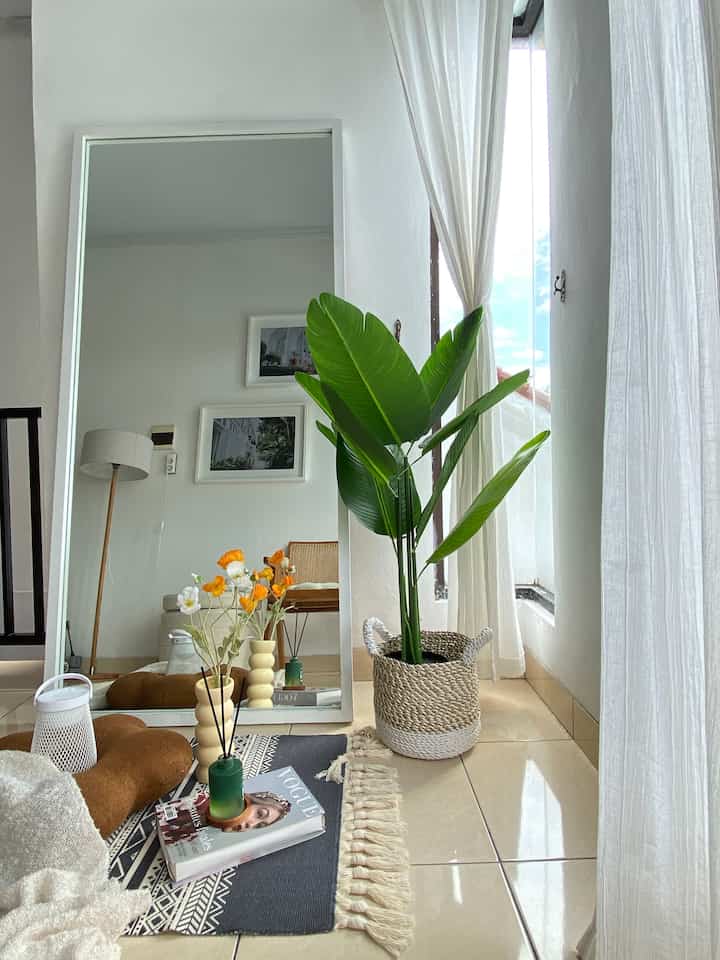 Another sudut favorit dirumah 💕 

Kadang cuma duduk duduk aja didepan kacaa sambil ngobrol soalnya juga dekat dengan jendela jadi sambil menikmati angin sepoy sepoy ✨
#standingmirror #pohonpisangartificial #dummybooks #reeddiffuser #karpetbohemian #vasbunga #bantalbunga #gordenlinen

