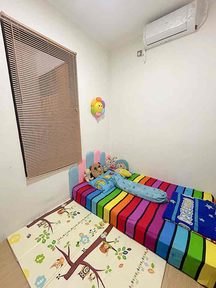 Haiii tetangga online 🏡🫶🏻

Salah satu kamar tidur dirumah ini yaitu kamar tidur anak. Dengan luas 2,5x3m 🤗
Walaupun mungil, tetap nyaman untuk anak-anak istirahat dan sekaligus menjadi tempat bermain belajar mereka 🫶🏻

Tempat tidur masih belum ada divan, karena anak-anak masih kecil dan tidurnya lumayan jabrah jd kami memutuskan untuk kasur lesehan 😃

Semoga menginspirasi 🏡

#SpringBedAirland
#WarnaCatRumah
#BedroomStyling
#InspirasiKamar
#KamarTidurAnak
#PlayRoomAnak
#KamarTidurAnakPerempuan
#TiraiBlind
#Headboard
#LantaiVinyl
#Playmate 