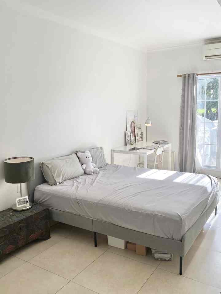 ini cara aku untuk buat kamar yang nyaman untuk istirahat : menggunakan warna netral yang memanjakan mata kita yang lelah, seperti sprei, bantal, cat dan furnitur yang berwarna terang
#Dipan #SpreiKasur #BedroomStyling #InspirasiKamar #minimalist #bedroomdecor