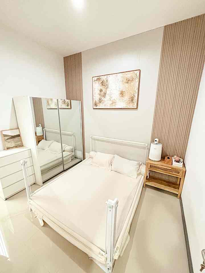 Kamar tidur 3,5x3 m ✨

Walaupun tidak terlalu luas, penempatan furniture sangat berpengaruh terhadap kenyamanan aktivitas di kamar. Aku meletakkan kasur di tengah ruangan agar masih tersedia space untuk bedside table dan 2 lemari. Untuk mempercantik ruangan, aku menambahkan wpc wallpanel & wallboard dengan nuansa wood & grey.

#WPCWallpanel #Wallboard #Bedrail #BedroomStyling #InspirasiKamar 