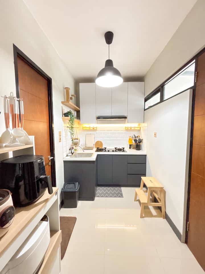 Inspirasi Dapur kurang dari 2 meter ✨

Dapur dengan panjang kurang dari 2 meter ini berbentuk L shaped, agar lebih memaksimalkan ruang penyimpanan. Dapur mungil ini bisa menjadi inpirasimu yang memiliki rumah mungil. Pilih warna furniture yang netral agar tidak terlalu ramai.

#LampuGantung #KitchenKabinet #KabinetDapur #HPLTaco #TanggaDapur #DapurMinimalis #InspirasiDapur