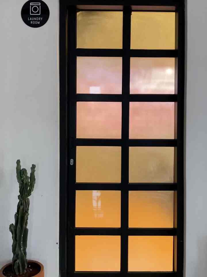 Cerita Laundry Room.

Laundry Room dengan Luas P : 5,5m x L : 2,5m.
Awalnya menjadi ruang paling terbengkalai karena tidak tersentuh Renovasi saat pembangunan rumah.

Karena ukurannya agak luas jadi bisa menata Laundry room dengan Memiliki Area Basah dan Area Kering.

Pada Area Basah dibuat Arch dengan ambalan kayu kamper solid. Agar lebih awet & tahan Lama.

Akhirnya Impian memiliki Laundry Room yang nyaman terwujud setelah proses renovasi dilanjutkan dibagian ini.

Semoga Menginspirasi🤍 
#LaundryRoom #InspirasiLaundryRoom #Arch #ArchDesign #LaundryRoomDesign #GranitHexagonal #RuangJemur #RuangJemurBaju
