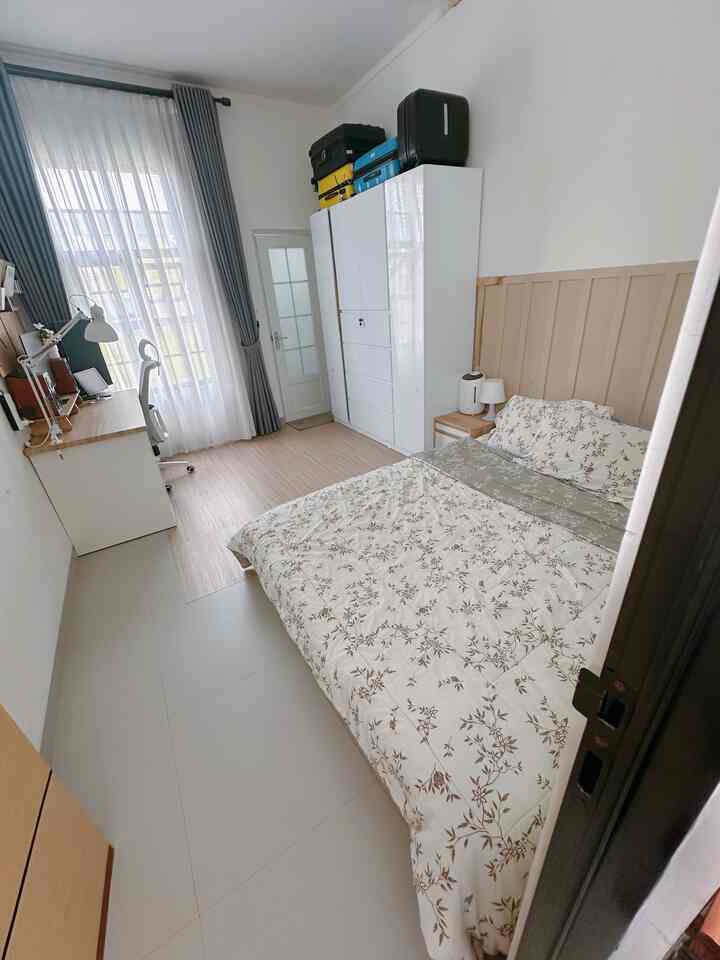 Haii, kenalin ini master bedroom dirumah kami. 
Kamar ini sebelumnya gak aku pakekin vynil, ternyata dipakekin vynil jadi lebih nyaman ya, lebih terkesan lebih hangat. 
Dan untuk dindingnya kami berikan wallbatten juga agak warnanya senada.
Dipojokan kamar ini juga ada meja kerja suami ku, dan ini menjadi pojok favoritnya. 
Kamar ini berukuran 3x4m saja, dan kami isi dengan tidak terlalu banyak barang agar terkesan lebih luas.

#dipan #wallbatten #bedcover #bedroomstyling #inspirasikamar #kamartidur #kamartidurminimalis #kamartidur #Rumahpengantinbaru #rumainimalis 