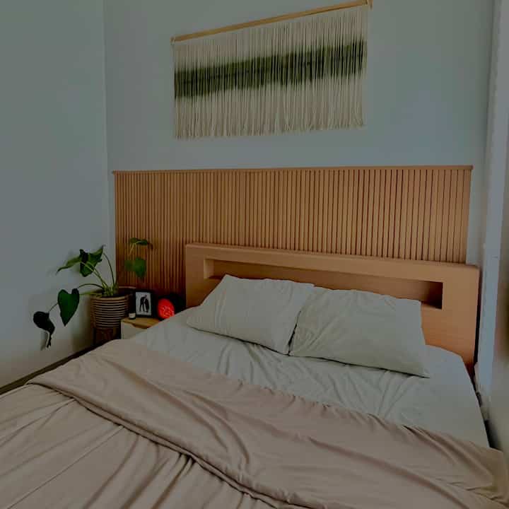 Styling kamar minimalis  3x2.5 ala hotel🍃🌿🪴

Dengan menggunakan dekorasi unsur kayu, agar terlihat lebih hangat dan juga cozy. Tidak menaruh banyak barang dikamar, hanya dipan, kasur dan unsur dekoratif membuat kamar terasa lebih luas

#DipanKasur #WallPanel #Vinyl #Nakas #BedroomStyling #InspirasiKamar



