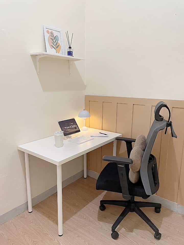 Ruang kerja di rumah mee.hanny

Sementara ruang kerja ini berada di kamar depan tepatnya di kamar anak. Belum banyak penambahan dekorasi. Karna biasanya baik aku atau suami sendiri mengerjakan tugas/kerjaan kami di meja makan, ruang tamu, atau di bangku taman. Berpindah pindah supaya tidak bosan dan terkadang untuk mencari inspirasi baru 🤍

#RuangKerja #InspirasiRuangKerja #KursiKerja #MejaIkeaLinmon #AmbalanIkea #WallBatten