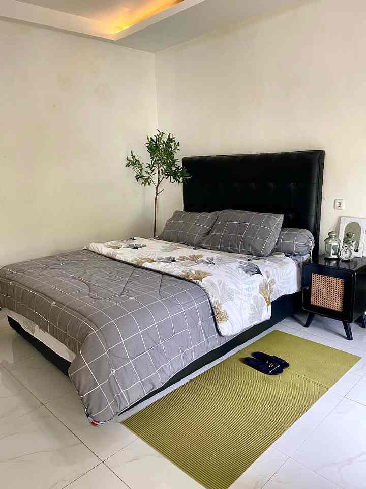 Bedroom di @rumahjovinca ukurannya 4x4M
Karna ini bedroom umurnya masih baru 1 th kadi masih merintis untuk proses pendekoran
Konsepnya lebih ke modern minimalis jadi tidak menghilangkan kesan luas dari kamarnya itu sendiri


#bedroomstyling #kasurpocket #bedcoverset #karpetkamar #nakasaesthetic #artificialplant #inspirasikamar