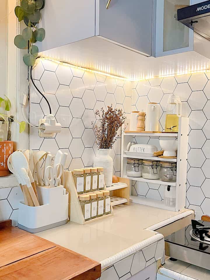 Bikin sudut dapur serba putih, siapa takut?

Kelihatan aesthetic banget kan , terlihat clean.
Material yang digunakan kayu dan plastik.

Rak bumbu yang menjadi on point menggunakan warna putih, dan warna warna kayu yang dipakai berwarna lebih muda sehingga warna menyatu.

Bagaimana, mau mengubah sudut dapur menjadi serba putih?
Yukk bisa dicoba

#rakbumbu #wadahspatula #stikerdapur #rakkayu #wadahbumbu #dapur #sudutdapur #inspirasidapur