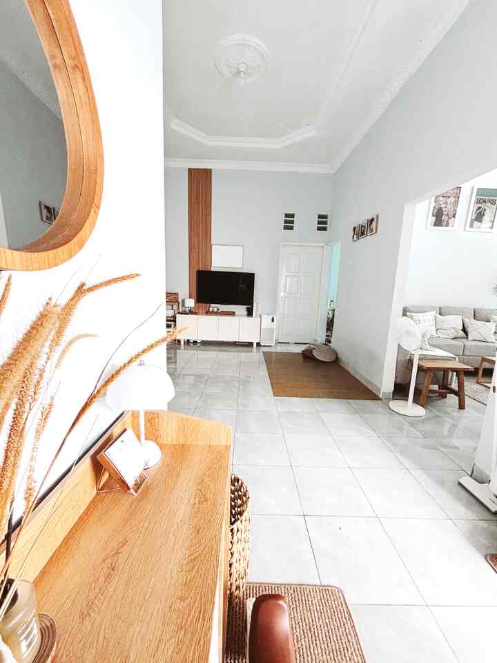 family room inspo🤍🤍🤍

#familyroom #rumahminimalist #inspirasirumah #rumahcluster #rumahdengananak #wallpanel #googletv #karpetvinyl #roundmirror #gordencream #vaccumcleaner #standingpan #frame #lampupear #mejabundar #rumahkecil #75sqm #bengkulu