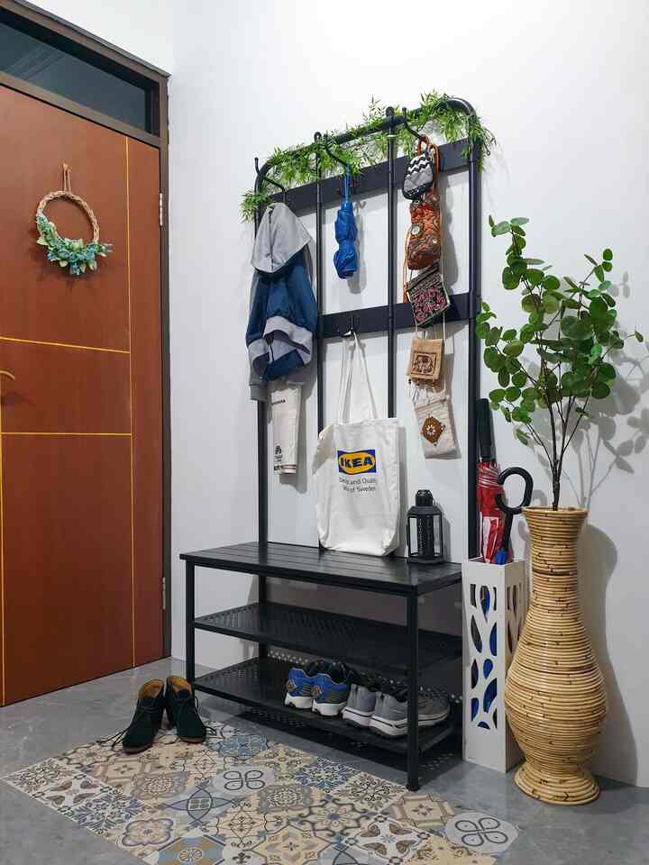 sedikit space yg berfungsi sebagai mini mudroom ini adalah penghubung ke pintu samping menuju garasi. kami pilih beli produk jadi di toko ik*a agar mudah digeser atau dipindah jika bosan. kebetulan desainnya cukup minimalis dan warnanya hitam, sehingga cukup netral untuk semua tema rumah.



#MudRoom #TemaBebas #Cat #warnarumah #WarnaCatRumah #RumahModern #RumahScandinavian #homestagram #Instagram #Instagrammable 