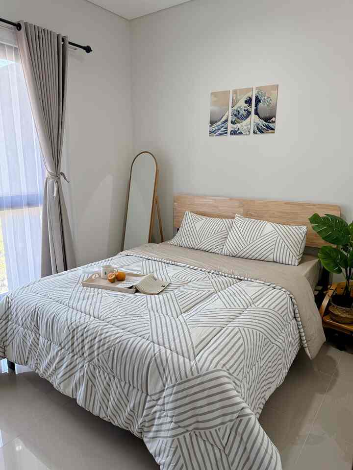 Selamat datang di main bedroom atau kamar utama kami yang minim dekorasi.
Bagi kami kamar tidur harus minim ‘gangguan’ sehingga istirahat bisa lebih maksimal.
Maka dekorasi yg kami pilih disini adalah dekorasi minimalis dengan tone warna ‘earth tone’ 🤍🤎
Kami tonjolkan pemilihan karakter minimalis melalui pemilihan dipan dan bedding set, hiasan dinding natural, juga tanaman artificial 🤗
Kedepannya kami berencana untuk menambah kamar set dengan tema minimalis yang sama 🤗

#kasurbusa #dipan #walldecor #sprei #bedcover #bedroomstyling #inspirasikamar #kamartidur 