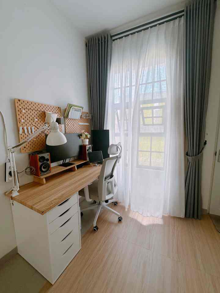 Ini area kerja suamiku, area ini ada di pojok kamar kami. Sengaja diletakkan persis disebelah jendela agar terkesan lebih nyaman ketika sedang bekerja. 
Menggunakan material yg ramah dikantong saja sudah dapat menciptakan area kerja yg nyaman. 


#ruangkerja #kursikerja #mejakerja #ruangkerjaminimalist #ikea #lampubelajar #hiasandinding #mejakerjaminimalis #rumahminimalist #kamarminimalist
