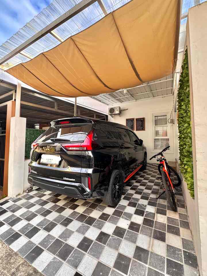 Carport dengan atap kanopi transparan.
Saat cuaca dan sinar matahari sedang panas panasnya, maka kami akali dengan memasang tenda awning.

bagian dinding pagar juga kami pasang penghijauan dari daun palsu agar memudahkan perawatannya.

#TendaAwning #RumputPalsu #CanopiBajaRingan #Keramik40x40 #PintuGeserAluminium #Carport #GarasiMinimalis