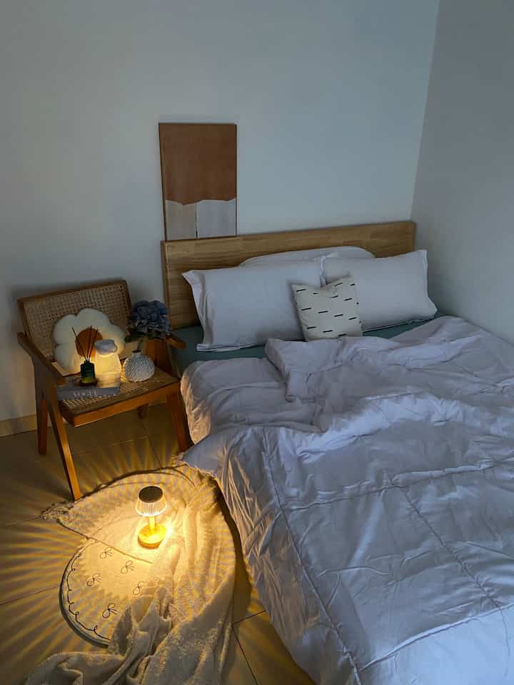 How we make 12sqm bedroom more comfortable ✨ by choosing soft bedsheets and also choosing to use night lights so that the warm vibes make us feel more at home in the room 💕

#bedsheet #duvet #catkamarminimalis #lamputidur #throwblanket #dipankayu #duvet #walldecor #bedroomstyling #inspirasikamar