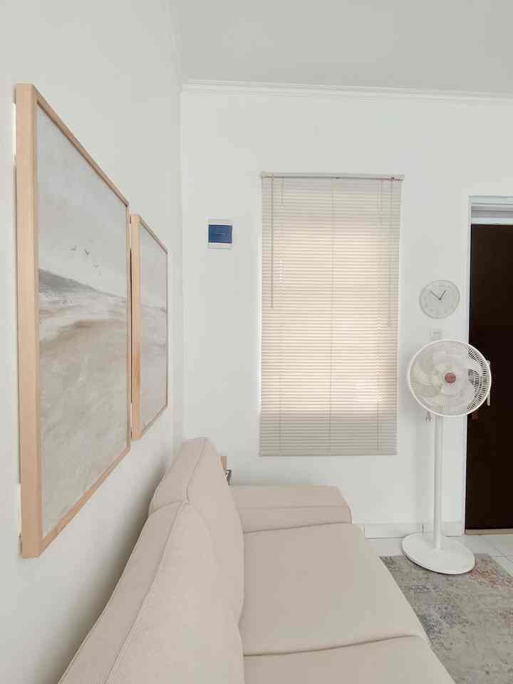 Details of the living room
The living room which is also a family room is dominated by white and wood.

Hmm, it seems like there's not enough table, because this house is all loose furniture, so it's really tricky to determine the right table.

Oh yeah, this is from various angles, hopefully it inspires you✨

#livingroom #kivik #sofaikea #casadecor #pajangandinding #hiasandinding #kipasmitochiba #kipasputih #karpetabstrak #livingroominspiration #inpirasilivingroom #ruangkeluarga