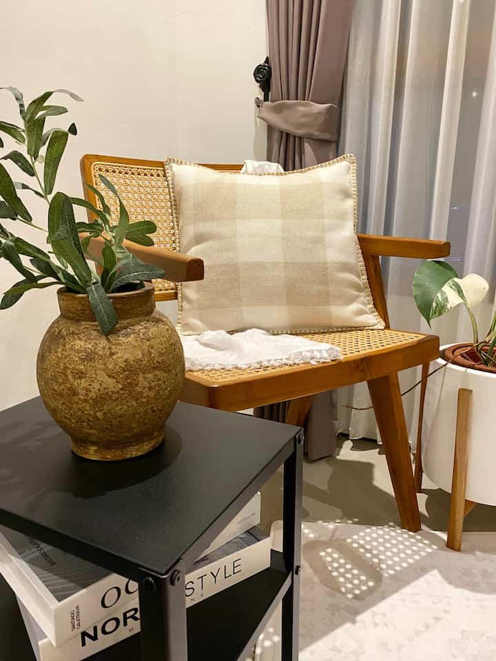 Pojok favorit!! Apalagi pas subuh-subuh sambil baca Al Quran disini syahdu dan nyaman banget. 

#pojokfavorit
#pojokbaca
#kursisantai
#coffetable
#potbunga
#bantalsofa
