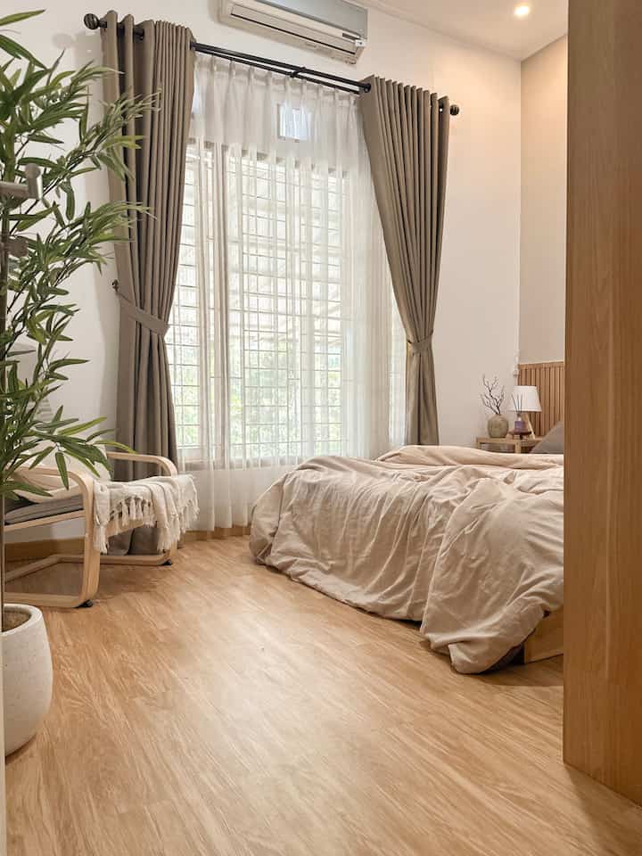 Kamar Utama dengan ukuran 3.5x3m, kami dekorasi dengan tema japandi, 
untuk warna masih menggunakan tema white & wood.
Dengan ukuran yang gak terlalu besar, kami menggunakan Bed dengan size 160x200cm, lemari custom dengan panjang 2cm, disamping bed ada meja kecil untuk menyimpan beberapa dekorasi items, disudut ruangan ada kursi santai dan bamboo artificial. 

Salah satu dingding kami cat menggunakan warna machiato agar kesannya lebih hangat. 

Untuk lighting kami gunakan 2 jenis lampu white & warm white bisa digunakan sesuai kebutuhan. 

#BedRoom
#JapandiBedRoom
#BedRoomStyling
#InspirasiKamar
#LightingKamarTidur
#BeddingSet
#DekorasiKamar
#LampuTidur
#Sprei
#WarnaCatKamarTidur
#WallpanelDinding
#CatDindingKamar
#LantaiKamarTidur
#BedroomDecoration
#TableLamp
