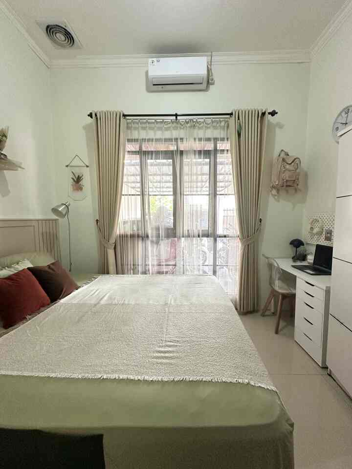 Kamar tidur yang nyaman untuk istirahat.
Bagi kami, meskipun kamar ini mungil tapi cukup nyaman untuk kami beristirahat, apalagi dilengkapi dengan air conditioner yang hanya dinyalakan pada saat tidur siang atau istirahat malam. Tidak banyak dekorasi, yang penting warnanya tetap senada dan tentunya terlihat rapi dan bersih. Ada beberapa wishlist untuk kamar kami kedepannya, seperti penambahan lampu gantung besar yang bisa mendominasi ruangan ini, sepertinya akan berefek besar. Mudah mudahan segera terealisasikan.

#KasurTidur #LantaiKamar #DindingKamar #Wallbatten #Ruangtidur #Kamarnyaman #BedroomStyling #InspirasiKamar #Kamarmungil #mejakerja #workspace