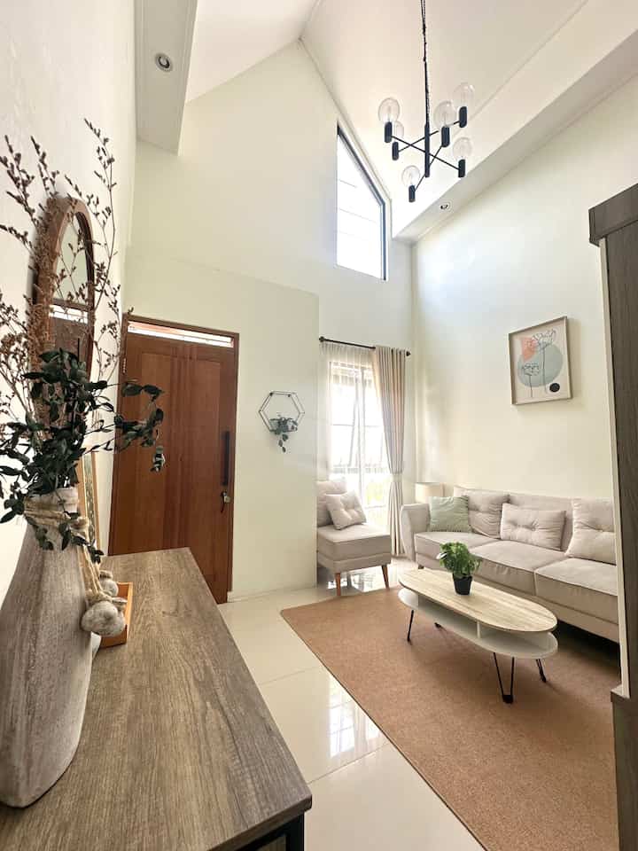 Inspirasi dekorasi ruang tamu minimalist.

#karpetpolos #ruangtamu #sofaestetik #lantaigranit #dindingterang #tanamanartificial #dekorasiruangtamu #decorinspo #livingroom #lampugantung