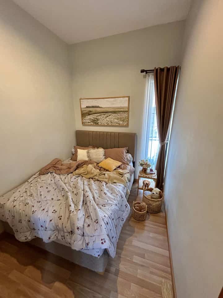 kamar mungil tapi nyaman!!
tentunya karena aku menggunakan lampu tidur dan menggunakan reed diffuser dg aroma lavender. ini membuat tidurku jd nyaman dan nyenyak 💜

disini aku memakai kasur dg ukuran 160x200 cm agar tidak terlalu menuhin kamar.
dan ngga hanya itu aku jg menambahkan item dekorasi seperti walldecor dengan gaya vintage agar kamar terasa sangat cozy & homy ✨

🧺 all item dekorasi tinggal tap tap tag di produknya yah


#SpringBed  #Dipan #homedecor
#CatRumahMinimalis #WarnaCatRumah
#WallpaperDinding #WallpaperEstetik #BedroomStyling #InspirasiKamar
