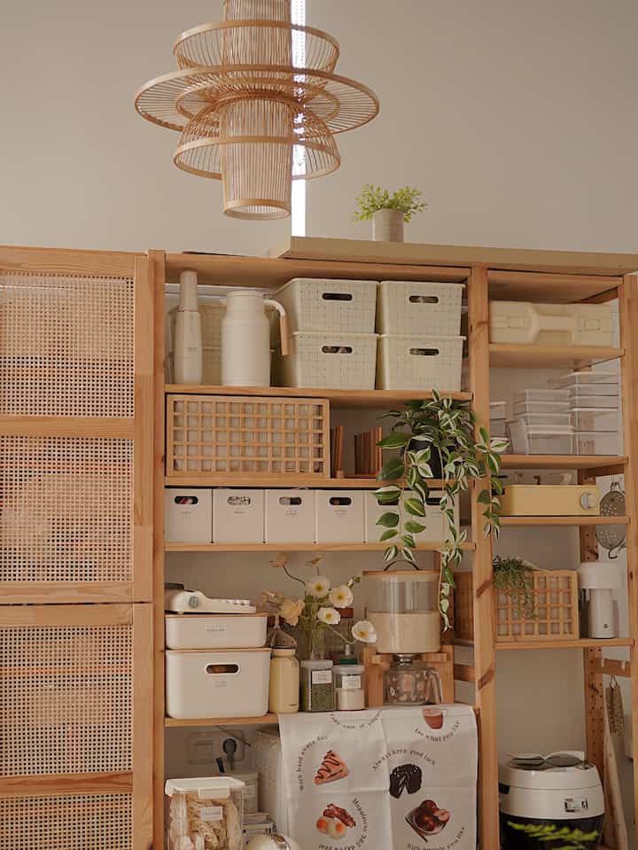 Pantry Area

rumah mungil ini punya beberapa penyimpanan. salah satunya rak terbuka ini.
kebutuhan dapur aku simpan disini, selain itu kebutuhan lainnya juga aku simpan disini.
agar lebih rapi aku tambahkan storage box..
jadi benda2 kecil tidak berceceran..

#PantryArea
#MyFavoriteRoom
#RoomIdeas
#RakKayu
#StorageOrganizer