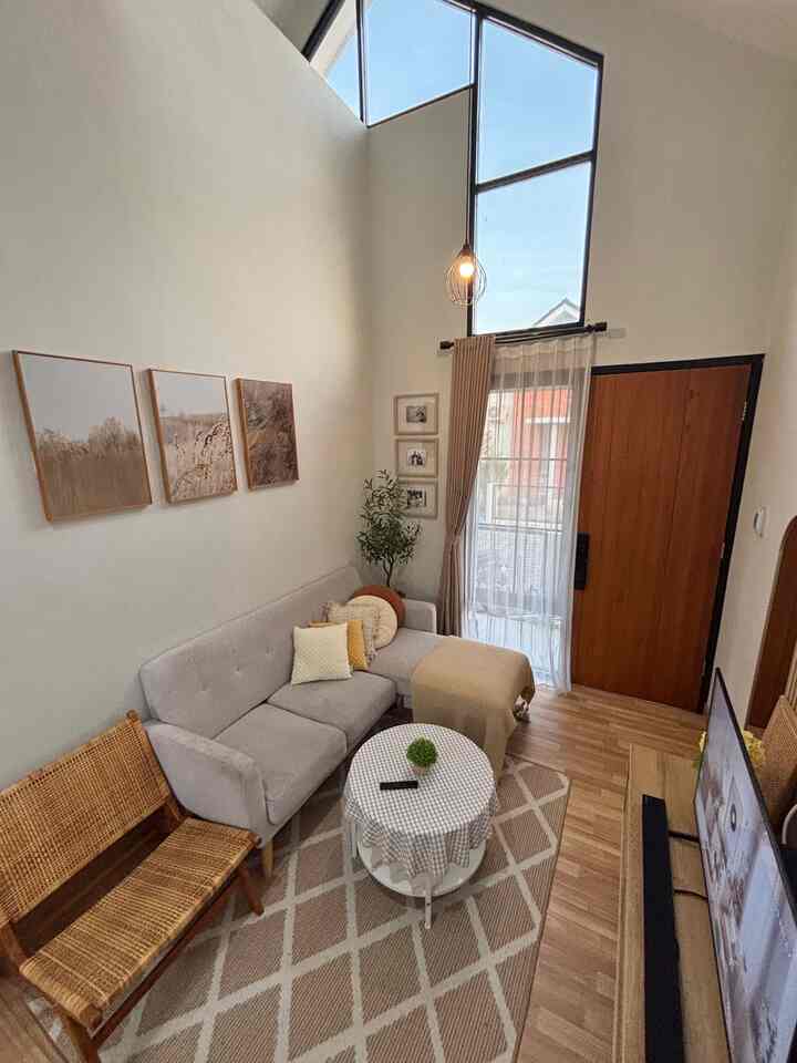 Suasana LivingRoom ketika senja ✨

di ruangan ini aku memilih style Japandi karena aku suka bgt tone nya yg netral, jd ngga banyak corak warna dan timeless 🤎

nah untuk mewujudkannya aku memilih beberapa item furniture dan dekorasi dg tone white and wood. seperti ambalan, lantai parket, meja tv, & wallpanel dg motif kayu.
ini membuat ruangan jd makin cantik dan tentunya tambah nyaman & betah di rumah 🏠

semoga menginspirasi ✨

#LivingRoom #SofaMinimalis
#LantaiParket #WallpaperDinding
#WallpaperEstetik #LampuAromaterapi #RuangTamu #LivingRoomIdeas #HomeDecor