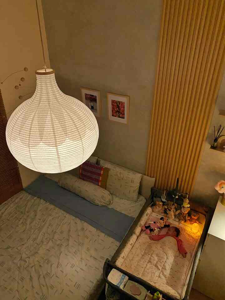 Lampu dengan pencahayaan warm light jadi salah satu hal terpenting agar kamar ini lebih nyaman, khususnya untuk menciptakan ambience hangat saat anak tidur 👼✨

Momen ini pun terasa lebih damai ketika malam hari 🌜

Untuk memaksimalkan efek pencahayaan warm light, kami kombinasikan dengan pendant lamp lampion RISBYN dari IKEA 🏮

Lalu ada lampu lipit pada lemari di sudut pojok yang senada dengan nuansa Japandi pada kamar ini 

#LampuKamarTidur #BedCover #LampuLipit #LampuEstetik #BedRoomStyling #InspirasiKamar #Japandi

