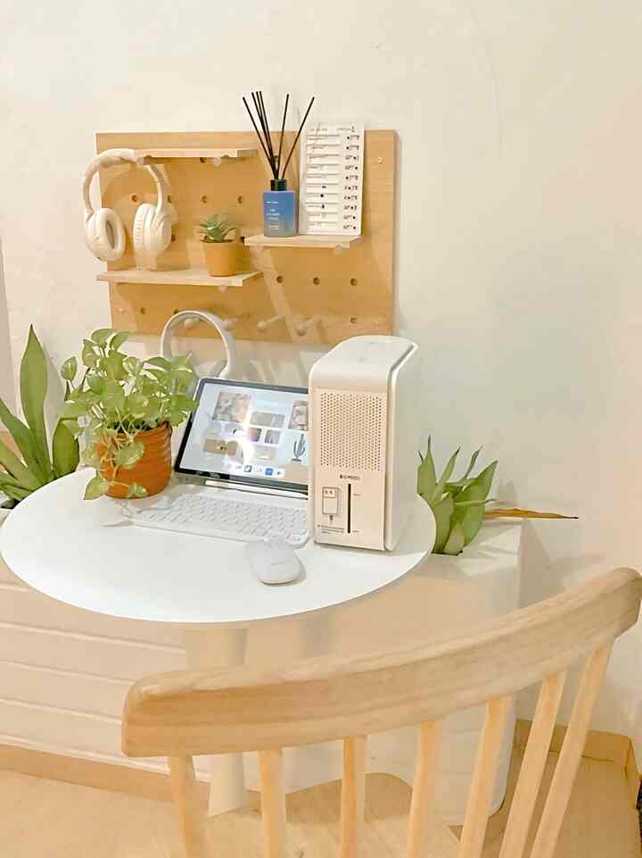 Ruang kerja di rumah yang nyaman dan produktif, tempat ide berkembang , disinilah tempat saya mencari inspirasi.

#pegboard #headphone #keyboardbluetooth #ruangkerja #cattembok #lowbudgetdecor #rumahtanpaarsitek #rumahdeveloper