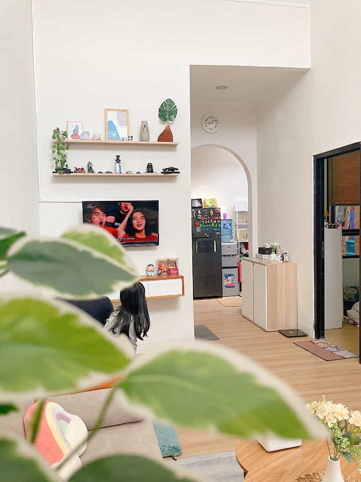 Haiii tetangga online 🏡

Spot ini adalah jalan antara ruang depan dan dapur. Tepatnya didepan kamar mandi 🤗

Lemari ini adalah lemari sepatu, kita pilih warna netral dan tertutup agar terlihat minimalis dan bisa dijadikan lemari dekorasi.

Semoga menginspirasi 🤗

#LemariSepatu
#LantaiVinyl
#LemariSepatuTertutup
#RumahMinimalis
#WarnaCatDinding
#Cat
#VasBunga
#ReedDiffuser
#DekorasiMinimalis 