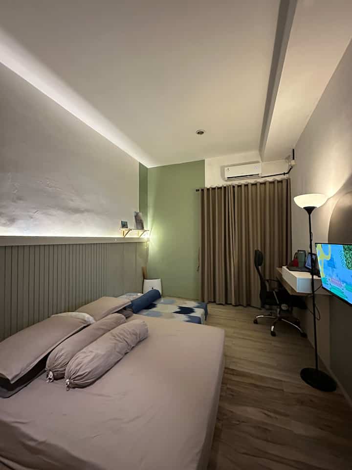 Hi Semua,

Untuk bedroom, aku menciptakan ruang yg warmy dengan pencahayaan nya tidak terlalu terang, agar mata lebih nyaman dan teduh. Sehingga kami jarang menggunakan lampu utama plafond.

Kami menggunakan lampu led strip dan lampu sorot  dengan kaki yang kami letakan di dekat meja kerja. 

Selain itu pemilihan furnished di area ini pun kami batasi, karena lahan nya yg terbatas, seperti penggunaan meja kerja yang tergolong hanya pas size nya untuk 1 laptop, namun meja kerja tsb juga bisa menjadi storage juga sehingga multifungsi.

Semoga menginspirasi ya ♥️
#wallbatten #walldecor #lantaivinyl #kasurlipat #catantibacterial #kasurbusa #mejakerjaminimalis #lamputidur #ledstrip #bedroomstyling #inspirasikamar
