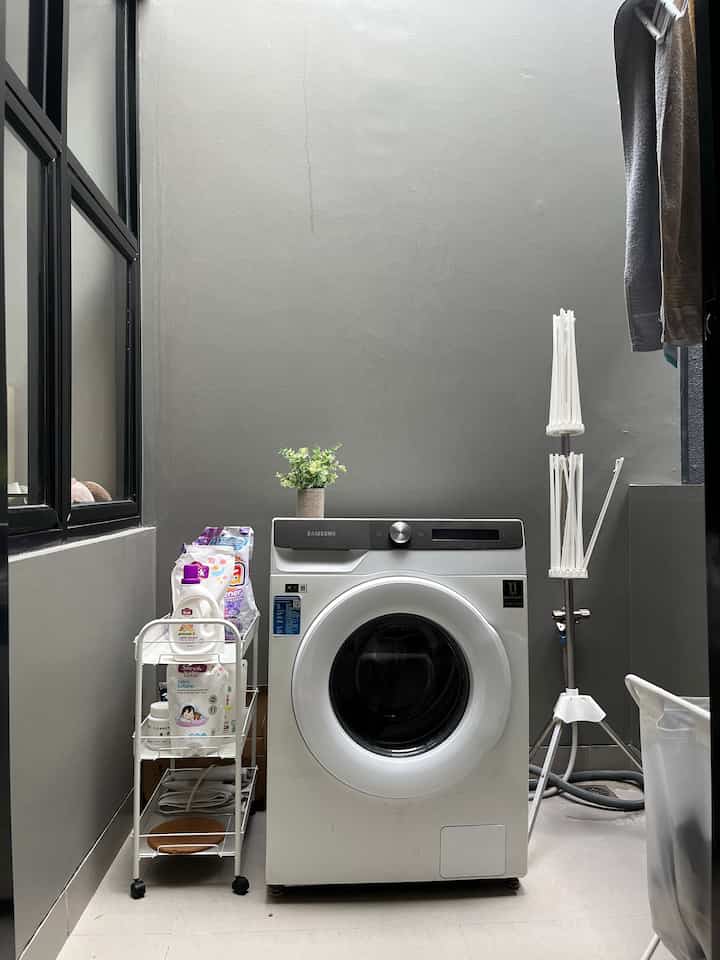 Laundry room mungil yang jadi spot ngonten favorite karena full cahaya disini ✨

Ukurannya kecil hanya 1 m x 1 m, tapi ruangan laundry ini terasa cukup. 🤍

#LaundryRoom #CatDinding #MesinCuci #RakSusun #GantunganHanduk #GantunganBaju #LaundryBag