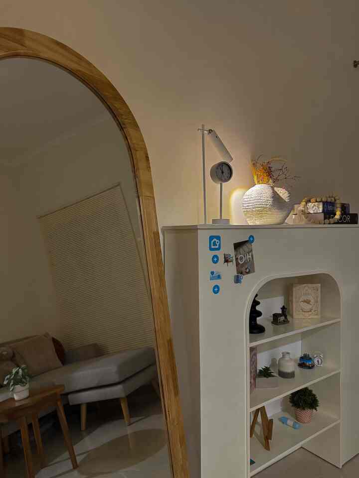 Saat membuka pintu utama di rumah.rimara, ini area yg ada di sebelah kanan, tepat di depan sofa ruang tamu. 
Sekarang area ini di dekorasi dengan menggunakan dummy fireplace, ditambah dengan beberapa printilan dekorasi lainnya.

Semoga menginspirasi 🩵

#Cat #WarnaCatRumah #dekorasiruangtamu #AreaMasuk #RumahMinimalis #InspirasiRumah #NightVibes