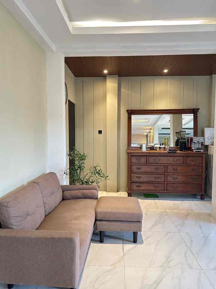 Hi Semua,

Kenalan sama ruang santai kami yuk, area ini bersebelahan dengan coffee corner dirumah.

Karena rumah kami open space sehingga terintegrasi dengan area lain nya.

Di area ini kami menggunakan sofa 2 seater karena kami menyesuaikan sisa area yang tersedia. 

Untuk tone furniture di area ini, masih sama dengan area lain nya yaitu earth tone agar masih blend dengan warna tembok kami, semoga meninspirasi ya ♥️

#hmr #mdf #wallbatten #walldecor #plafonpvc #sofaminimalis #areasantai #coffeecorner #catantibacterial