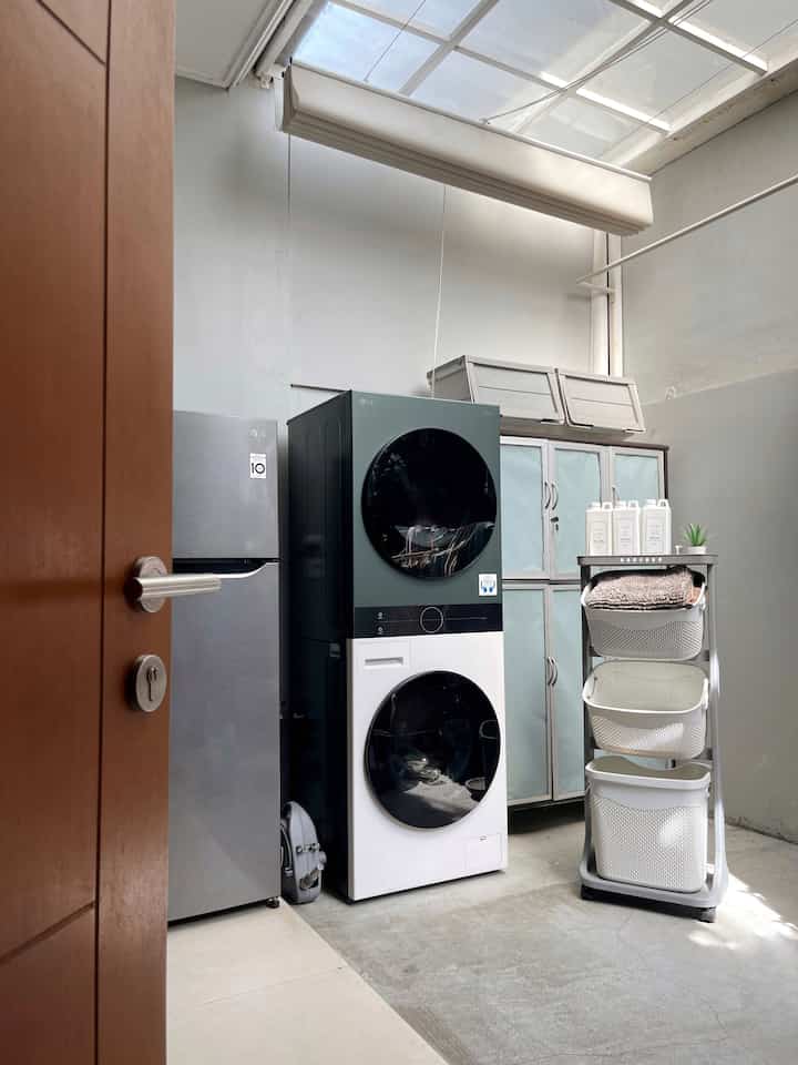 Welcome to our laundry area!

Walau masih sederhana banget tapi alhamdulillah sangat fungsional! Tahun ini ada beberapa upgrade seperti penambahan sky blind yang digunakan ketika cuaca lagi terlalu panas, lalu ada mesin cuci sekaligus dryer yang bermanfaat banget, jadi aku gak perlu jemur baju lagi hehehe

#laundryroom #ruangjemur #servicearea #rumahminimalis #organize #storagebox #dryer