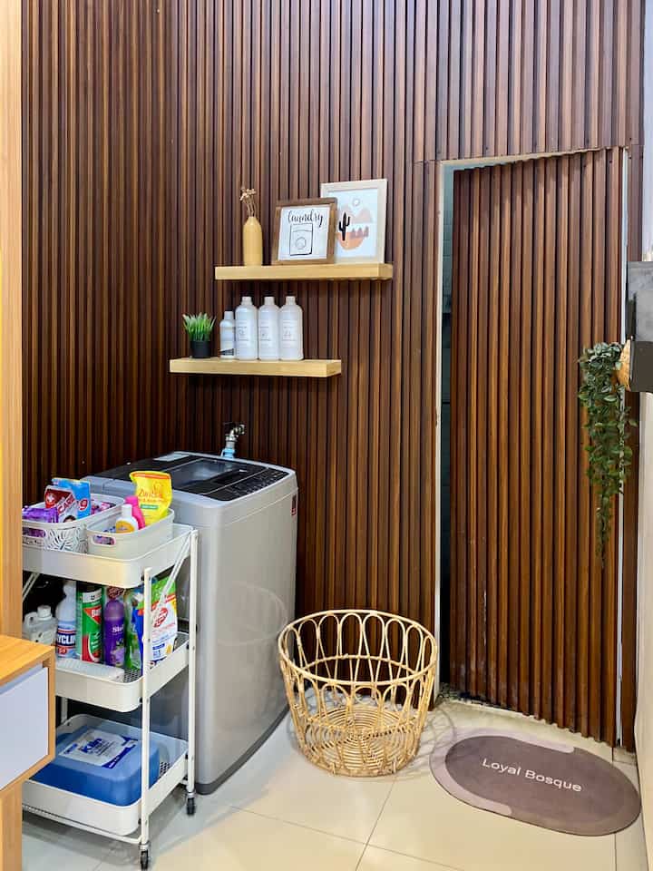 Laundry room

Memanfaatkan pojokan di depan kamar mandi, kami sulap jadi laundry room dengan konsep minimalis rustic

#laundryroom #ruangcuciminimalis #dekorasiruangcuci #laundryroomideas #pintukamuflase #keranjanglaundry #homeorganizer