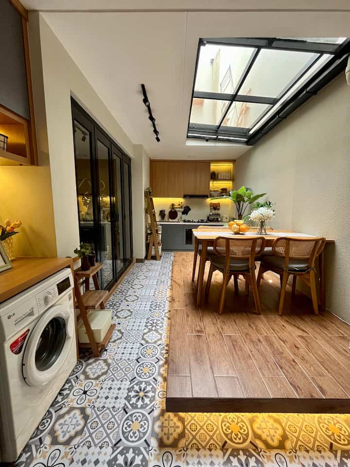 Dapur menyatu dengan ruang makan dan laundry space? Tentu bukan tanpa tujuan, ini akan mempermudah dalam multitasking, sembari nyuci, sembari masak, bisa sekalian ngobrol sama anak anak ketika mereka sarapan di hari sekolah, kami membuat undakan lantai biar area meja makan lebih on point, tentu undakan ini sangat aman karena dibuat setinggi anak tangga, jd g bikin kesandung, kami mencoba menempel stiker tegel pada lantai biar terkesan mewah padahal murah. 
#kitchenset #kitchensetminimalis #warnacatrumah #inspirasidapurmungil #dapurcompact #stikerlantai #laundryspace