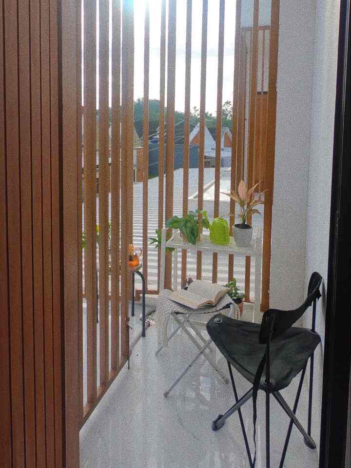 

Balkon sempit ini adalah area yang jarang terpakai, namun sesekali bisa dimanfaatkan sebagai area santai sore, seperti membaca buku sambil ditemani teh dan juga bisa digunakan untuk area sun bathing tanaman. Salah satu ide yang dapat di terapkan untuk area sangat sempit ini adalah pengunaan futnitur lipat untuk menghemat ruang dan dapat disimpat jika tidak digunakan. 

#BalkonSempit
#IdeBalkonMinimalis
#DekorasiBalkonSempit
#BalkonNyaman
#InspirasiBalkonKecil
#TipsBalkonHematRuang
#RuangSantaiBalkon